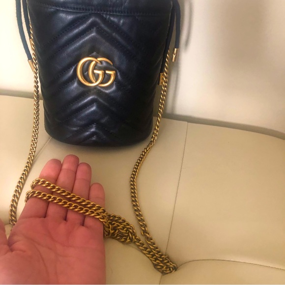 Gucci matelasse mini GG marmont bucket bag in black - Picture 6 of 16